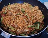 Foto langkah ke 2 dari resep Mie Goreng Bakso & Telur.