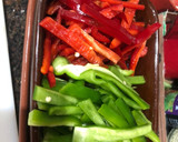 Foto del paso 3 de la receta: Muslos de pollo al horno con verduras