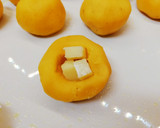 Foto del paso 3 de la receta: Bombas de patata al mojo picón rellenas de queso, al horno