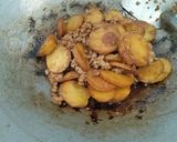 Foto langkah ke 5 dari resep Kentang Kecap Daging Giling.