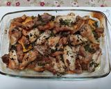 Foto del paso 7 de la receta: Alitas de pollo con papada sobre boniato y cebolla, al vino