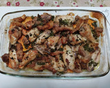 Foto del paso 7 de la receta: Alitas de pollo con papada sobre boniato y cebolla, al vino