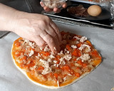 Foto del paso 13 de la receta: Coca salada con escalivada, huevo duro, atún... (con lo que prefieras)