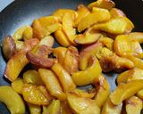 Foto del paso 2 de la receta: Ensalada🥗de duraznos🍑, pepino y cebolla morada🧅🍑🥙