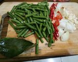 Foto langkah ke 1 dari resep Oseng Kacang Panjang Sosis.