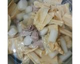 Foto langkah ke 2 dari resep ☡Non Halal☡ Sop Lobak Daging Babi kembang tahu Enak & Sehat.