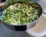 Foto del passaggio 2 della ricetta Polpette di zucchine e ricotta con cuore filante