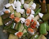 รูปขั้นตอนการทำที่ 2 ของ มะเขือยาวผัดไข่เค็ม