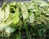 A picture of step 1 of Bathua saag daal.