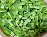 Foto del paso 1 de la receta: Camarones con nopales en salsa de chile guajillo