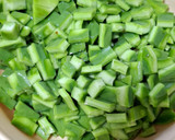 Foto del paso 1 de la receta: Camarones con nopales en salsa de chile guajillo