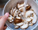 รูปขั้นตอนการทำที่ 4 ของ ผัดเห็ดหอมกุ้งสด🍄🦐