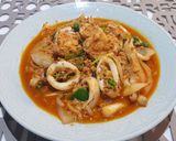 รูปขั้นตอนการทำที่ 3 ของ ผัดผงกะหรี่กุ้ง ปลาหมึก