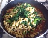 Foto del passaggio 2 della ricetta Riccioli con ragù di sgombro, cime di rape e ricotta salata