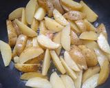 Foto langkah ke 4 dari resep Beef Garlic Butter & Potato Wedges.