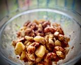 Foto del paso 5 de la receta Ensalada de langostinos al ajillo con patata y huevo duro