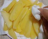 Foto langkah ke 2 dari resep Kentang goreng wedges.