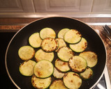 Foto del paso 1 de la receta: Calabapizza🥒🧀