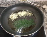 Foto del paso 6 de la receta: Merluza a la vasca con espárragos y huevo cocido