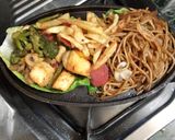 A picture of step 9 of Veg sizzler of sehezwan hakka noodles with sauteed vegetable.