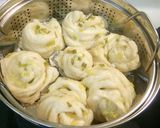 Foto langkah ke 8 dari resep Steamed flower pao / pao daun bawang.