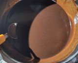 Foto del paso 2 de la receta: Ganache de chocolate sin crema de leche sin batidora!