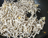 Foto del paso 2 de la receta: Merluza al ajo con topping de gulas