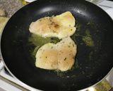 Hình bước làm 2 của món Phi Lê Gà Sốt Kem Táo