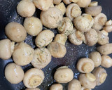 Foto del paso 2 de la receta: Salmón a la plancha con champiñones 🍄