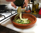 Foto del paso 1 de la receta: Espaguetis de calabacín con sepia chirla y gambón