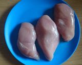 A picture of step 2 of Oven fried chicken shnitzel.