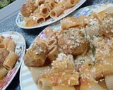 Foto del paso 5 de la receta: Albóndigas🧆 en salsa con pasta rigatoni🍝y queso 🧀