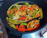 Foto del paso 8 de la receta: Fajitas de pechuga de pollo con vegetales y especias varias
