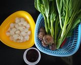 Hình bước làm 1 của món Cải ngồng xào nấm và cồi sò điệp