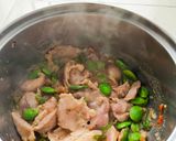 รูปขั้นตอนการทำที่ 5 ของ หมูนุ่ม ผัดกะปิสะตอ