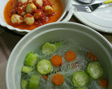 Foto langkah ke 2 dari resep Bening Oyong & Balado Telur Puyuh.