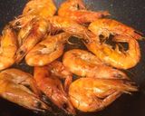 Foto langkah ke 2 dari resep Udang goreng bawang putih.
