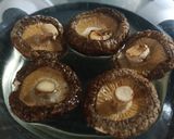 Foto del paso 1 de la receta: Pollo con boletus deshidratados y champi