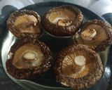 Foto del paso 1 de la receta: Pollo con boletus deshidratados y champi