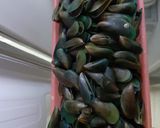 Foto langkah ke 1 dari resep Kerang Hijau Saus Padang.