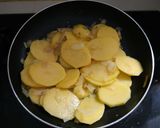Foto langkah ke 3 dari resep Tumis Kentang Kornet.