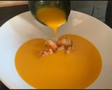 Foto del paso 8 de la receta: Crema de calabaza, langostinos y huevo mollet