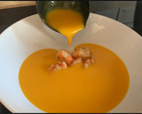 Foto del paso 8 de la receta: Crema de calabaza, langostinos y huevo mollet