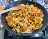 Une image de l'étape 7 de Pâtes d’Alsace aux légumes sautés, saucisses et emmental.