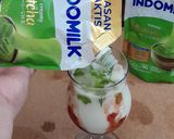 Foto langkah ke 3 dari resep Strawberry Matcha Latte.