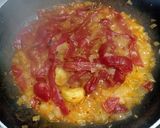 Foto del paso 3 de la receta: Filetes de merluza con pimientos de piquillo y ajos confitados