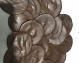 Foto del paso 2 de la receta: Alfajores de láminas de chocolate con manjar 🍫