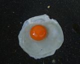 Foto langkah ke 1 dari resep Telur Mata Sapi Saos Bawang.