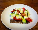 Foto del paso 5 de la receta Pan alemán, aguacate, queso y tomate