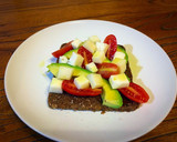 Foto del paso 5 de la receta: Pan alemán, aguacate, queso y tomate